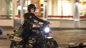 Hofer was the chief reader on tagesschau from 2004 until december 2020. Am Filmset Hier Cruist Anne Hathaway Auf Einem Motorrad Promiflash De