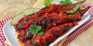 Bersihkan ikan lele lalu goreng dahulu sampe garing. Https Lifestyle Okezone Com Read 2017 09 25 298 1782760 Hari Gajian Tiba Yuk Hemat Jajan Dengan Membuat 2 Pilihan Resep Olahan Lele Lezat