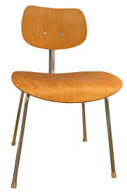 Er gilt als einer der bedeutendsten deutschen architekten der nachkriegsmoderne. Datei Egon Eiermann Mehrzweckstuhl Se 68 V Jpg Wikipedia