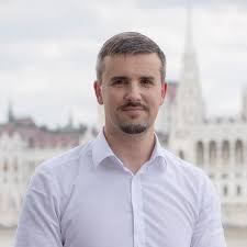 A jobbik elnöke azután kiabált egy munkagép vezetőjével, hogy a tolató jármű megközelítette a politikust. Party Leadership Jakab Peter And Marton Gyongyosi