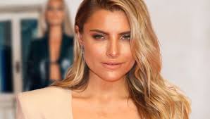 Charlotte roche, max giesinger, sophia thomalla und mario basler. Sophia Thomalla Was Fur Ein Geschoss Ihr Hautenges Lederoutfit Raubt Allen Den Atem Bunte De
