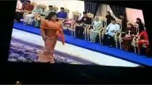 Datin seri rosmah mansor pada majlis penyampaian pingat kepada chen long dan datuk lee chong wei. Rosmah Menangis Kena Boo Tanpa Sebab Masa Beliau Renjis Tunku Aminah Dan Dennis Muhammad Youtube
