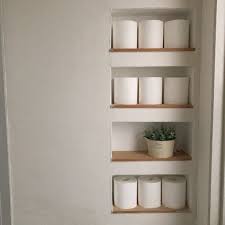 狭いトイレをこれ以上狭く感じさせることなくトイレットペーパーを収納するために 思い切って壁に穴をあけ シンプルでナチュラルなニッチ棚をdiyしました 狭い トイレ トイレのアイデア ニッチ