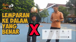Tariklah badan dari pangkal paha. Tehnik Lemparan Ke Dalam Pada Permainan Sepakbola Youtube