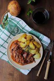 Lo stracotto, chiamato spesso anche stufato o brasato, è un tipo di cottura tipico. Stracotto Di Maiale Al Vino Rosso Cibo Etnico Sapore Di Casa Maiale