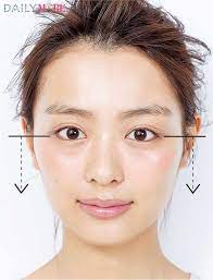 驚きの小顔をゲットできる 別人級 セルフコルギ のやり方を紹介している 強い圧をかけるため 手のひらの骨部分を顔の骨にきちんと当てることを意識 骨に対して垂直に一定方向のみに力を入れ 皮膚の下の骨にアプローチする japan makeup beauty face beauty diet
