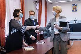 Ministerul muncii a lansat în dezbatere publică un proiect de lege pentru eliminarea inechităţilor care au condus la discriminări între persoane aflate în de asemenea, proiectul se referă și la accesul la pensia pentru limită de vârstă, cu reducerea vârstei standard de pensionare, dar şi la acordarea unor. Corectarea Legii SalarizÄrii Èi A InechitÄÈilor Din Sistemul Public De Pensii Principalele Teme Discutate De Ministrul Muncii Cu ReprezentanÈii Sindicatelor Din EducaÈie 27 Ianuarie 2021
