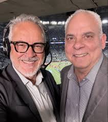 Los compañeros del equipo de Yoshinobu Yamamoto en los Dodgers literalmente  se inclinaron ante él después de su juego completo en la Serie Mundial.