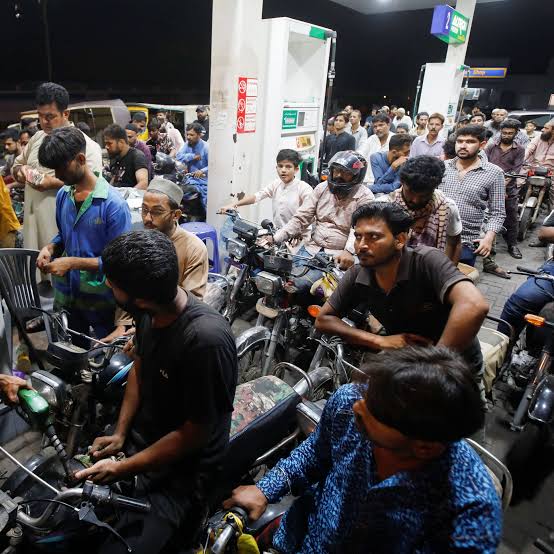 Pakistan cuts official fuel use 50%, restricts government travel amid Mideast oil shock