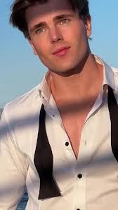 Devon Mullen's Instagram, Twitter & Facebook