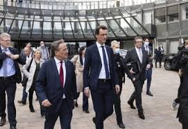 1992 trat er in die cdu ein. Ministerprasident Hendrik Wust Ubernimmt Die Amtsgeschafte In Der Staatskanzlei Land Nrw
