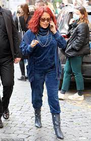 May 20, 2021 · in april, hayek slowly began easing herself back into work. Salma Hayek Debuts Her Bright Red Hair On Set Of House Of Gucci In Rome Geeky Craze