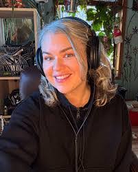 Florence Bush's Instagram, Twitter & Facebook