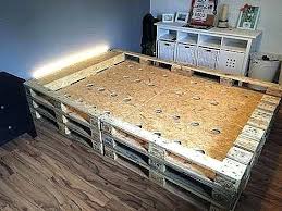 Palettenbett Mit Kopfteil Und Treppe Google Suche Palettenbett Bett Aus Paletten Bauen Bett Aus Paletten