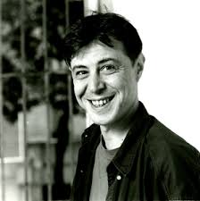 Image of L'humoriste Rowan Atkinson est en train de mettre la dernière