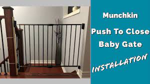 Munchkin Push To Close Baby Gate 28 5 To 45 Wide Youtube