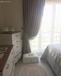 Beyaz perdeler, fon perde olarak veya tül perde olarak sıklıkla tercih edilir. Bu Dubleks Evde Estetik Kadar Kullanislilik Da On Planda Ev Gezmesi Evler Yatak Odasi Mobilya Duzenleme