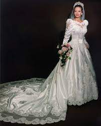 16 Awesome Wedding Dresses Inspired By The 80s 90s Vintagetopia Retro Wedding Dresses 90s Wedding Dress Wedding Dresses 80s