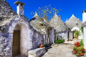 Città di rosoni, ghirigori di pietra, festoni, colonne tortili, archi, piazzette e vicoli inaspettati, la visita a lecce può iniziare oltrepassando l'arco di porta. Tour Della Puglia Lecce Apulien Dlt Viaggi