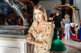 Tony carreira au zénith de lille. Brincadeira Entre Laura Figueiredo E Mickael Carreira Acaba Em Pontos Numa Perna Stars Online