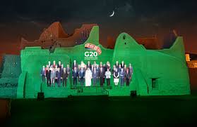 G20 Italy On Twitter The G20riyadhsummit Historic Virtual Family Photo Projected On The Walls Of At Turaif District In Ad Diriyah الصورة الجماعية التاريخية الافتراضية لقمة قادة مجموعة العشرين والتي عرضت على جدران حي الطريف