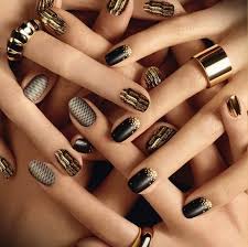 Nageldesign In Gold Schwarz Verschiedene Motive Und Ideen Gold Glitter Nagel Nagelmode Goldene Nagel