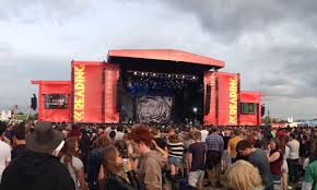 The events take place simultaneously on the friday, saturday and sunday of the august bank holiday weekend, sharing the same bill. File Reading Festival Main Stage 2013 Jpg Wikimedia Commons