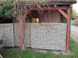 Einen sichtschutz für den garten oder balkon können sie aus den verschiedensten materialien selber bauen. Sichtschutz Selber Bauen 5 Diys Aus Naturmaterial