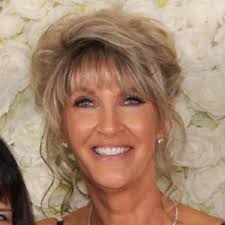 Happy Lei Day🌺 to all my friends in HAWAII! 🙋‍♀️🌈🌊🏝one of my fav  photos of some of my fav friends working together at Coco Palms in Kapaa,  Kauai from 1982-1986. I worked