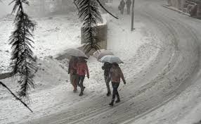 Despite the warm weather, you are still advised to take a sweater. Heavy Snowfall In Himachal Pradesh Uttarakhand And Jammu And Kashmir Tourists Flock To Shimla Manali