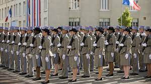 D'ailleurs, tout cela est réglementé dans une instruction relative aux tenues et … Epingle Sur Les Uniformes Dans L Armee De Terre