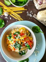 Spinatnudeln Mit Paprika Und Parmesan Ein Einfaches Familienrezept Rezept Spinatnudeln Gemuse Rezepte Gesund Nudeln Mit Spinat
