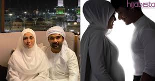 Mr rizman dan ruzaini pengasas kepada rizman ruzaini creations di dalam video ini jomkahwintv berada di butik rizman. Isteri Masing Masing Sedang Hamil Rizman Ruzaini Tak Sabar Nantikan Cahaya Mata 2020 Hijabista