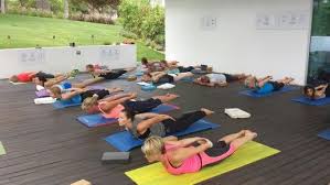 Salabhasana Postura Do Gafanhoto Fortalece Toda A Musculatura Das Costas Nadegas E Pernas Tonifica Os Rins E Estimula As Glandulas Suprarrenais Comb Combate