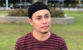 Bakatnya dicungkil menerusi rancangan tv realiti terbitan astro, pencetus ummah musim kedua. Panggil Isteri Rasulullah Orang Tua Pu Azman Mohon Maaf