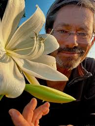A new one for me blooming today. Crinum Candace! And one I have had a few  years Jagus Rattrayii. 💕 💕💕