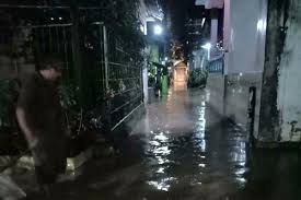 Pada dasarnya manakala mendapat mimpi mengenai mimpi hujan deras dan banjir di jalanan, biasanya arti mimpinya ada hubungannya tentang perasaan positif. Malam Tahun Baru Kota Semarang Diprediksi Hujan Lebat