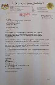 Surat pengunduran diri yang menggemparkan negeri jiran itu dikirimkan pada senin pukul. Undangan Istana Kepada Tun Mahathir Dibatal Kerana Tiada Kerusi Disediakan
