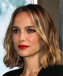 Natalie Portman Medium Wavy Brunette Bob Haircut With Light Blonde Highlights Brunette Bob Haircut Wavy Bob Haircuts Brunette Bob