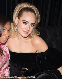 The rolling in the deep singer joined daniel kaluuya 's 2021 oscars celebrations on sunday, april 26, where she took. Adele Looks Shows Off Weight Loss In A Black Gown At Drake S Party Daily Mail Online