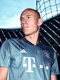 Por otro lado, un uniforme alternativo con una camisa blanca, short azul, y calceta blanca, aunque varió en algunas ocasiones. Venta Uniforme Bayern Munich 2018 En Stock