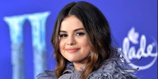 Selena Gomez twins with little sister at 'Frozen 2' premiere