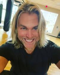Gym time! Quick stretch and let's go!! Who's with me? #weightlossjourney  #cardio #gym #gymtime #getinshape #wecandoit #youcandoit @thetexastenors  @tttfanclub @agt