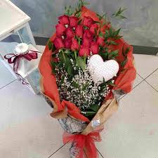 Le tue immagini per la grande mazzo di rose sono pronte. Mazzo Di Rose Rosse A Gambo Lungo Negozi Genovesi
