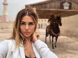 كارلا ديبيلو، صديقة كيم كارداشيان، وسيطة صفقة ضخمة لبن سلمان من اجل شراء نادي كارلا تشير الوول ستريت جورنال تفتقد لاي خبرة مالية ولا تتعدى مؤهلاتها الجامعية دورة. Carla Dibello Inside The Life Of The Producer Naibuzz