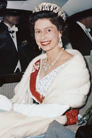 For nearly half of the first day of her reign, queen elizabeth she didn't even know she'd become queen. Zum 94 Geburtstag Ein Blick Auf Die Schmucksammlung Von Queen Elizabeth Ii Vogue Germany