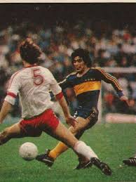 Boca juniors y huracán juegan en vivo y en directo online tv por la fecha 3 (zona campeonato) de la copa diego maradona 2020. Diego Le Tira El Cano A Claudio Marangoni Boca Juniors Vs Huracan De Parque Patricios 1981 En 2020 Club Atletico Boca Juniors Boca Juniors Boca