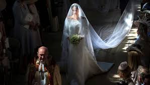 Mon dieu, was für ein kleid. Herzogin Meghan Reinheit Und Einfachheit Ihre Designerin Spricht Uber Ihr Brautkleid Bunte De