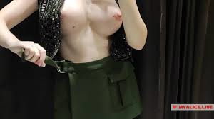 试穿透明衣服，完全透视。 在商场。 在试衣间看看我 - 我喜欢它