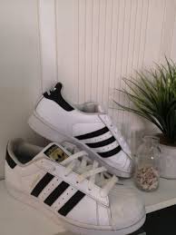 The women's leisure shoe in white from adidas was first brought to the market in winter 2020 and offers you a great look and improved comfort. Adidas Superstar Second Hand Online Shop Madchenflohmarkt